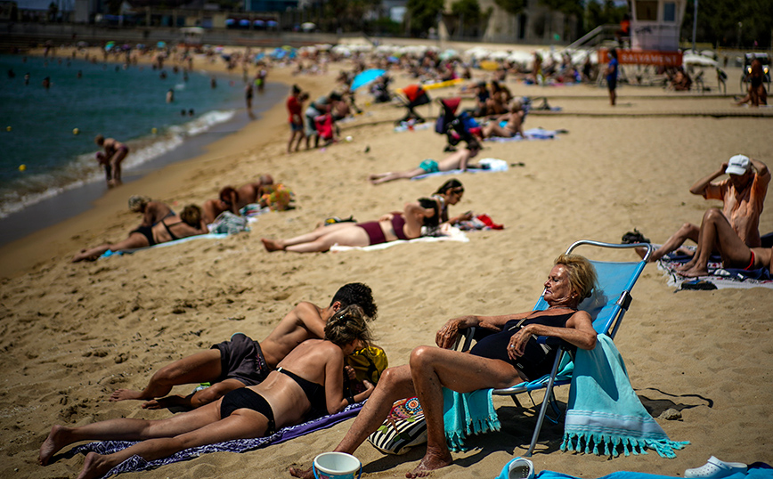 Ισπανία: Τέλος το κάπνισμα στις παραλίες της Βαρκελώνης