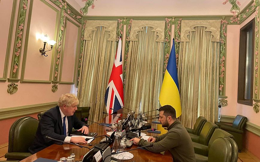 Πόλεμος στην Ουκρανία: Συνάντηση Τζόνσον με Ζελένσκι στο Κίεβο