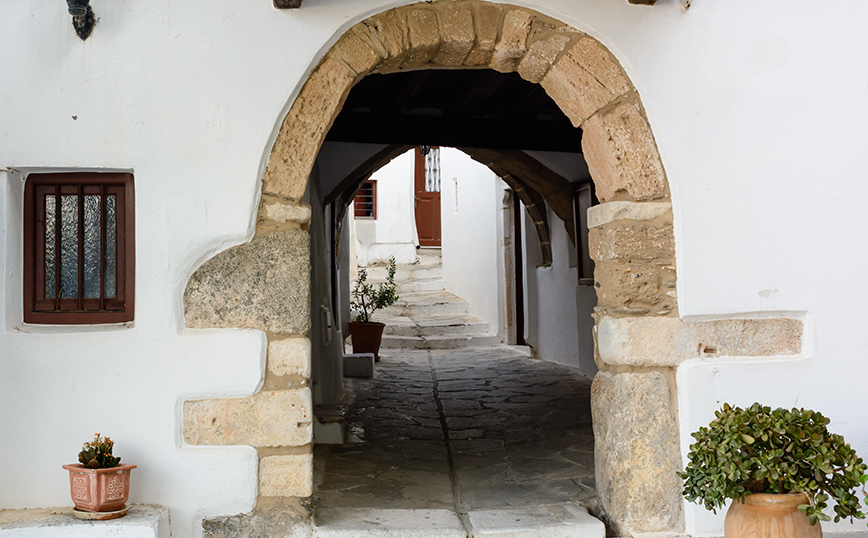 Πέτρινη καμάρα στο κάστρο της Νάξου Πέτρινη καμάρα στο κάστρο της Νάξου