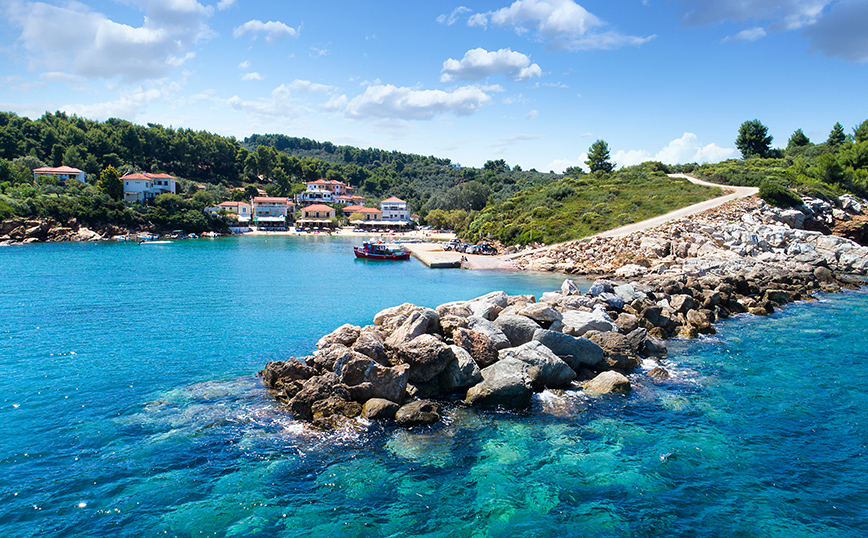 Λιγοστά σπιτάκια δίπλα στη θάλασσα στον Κατηγιώργη