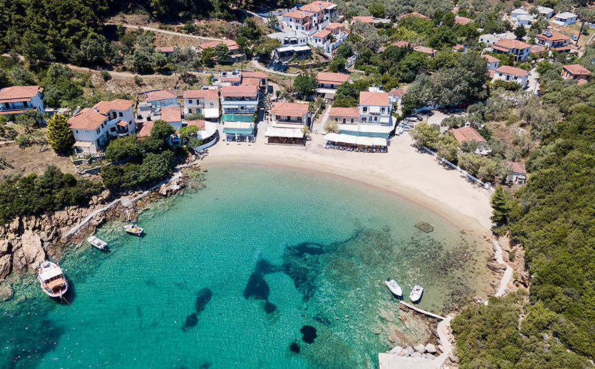 Τιρκουάζ νερά στον Κατηγιώργη