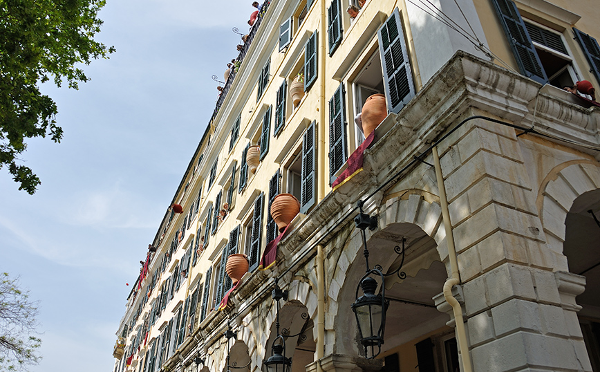 Πήλινοι μπότηδες στο Λιστόν στην Κέρκυρα Πήλινοι μπότηδες στο Λιστόν στην Κέρκυρα