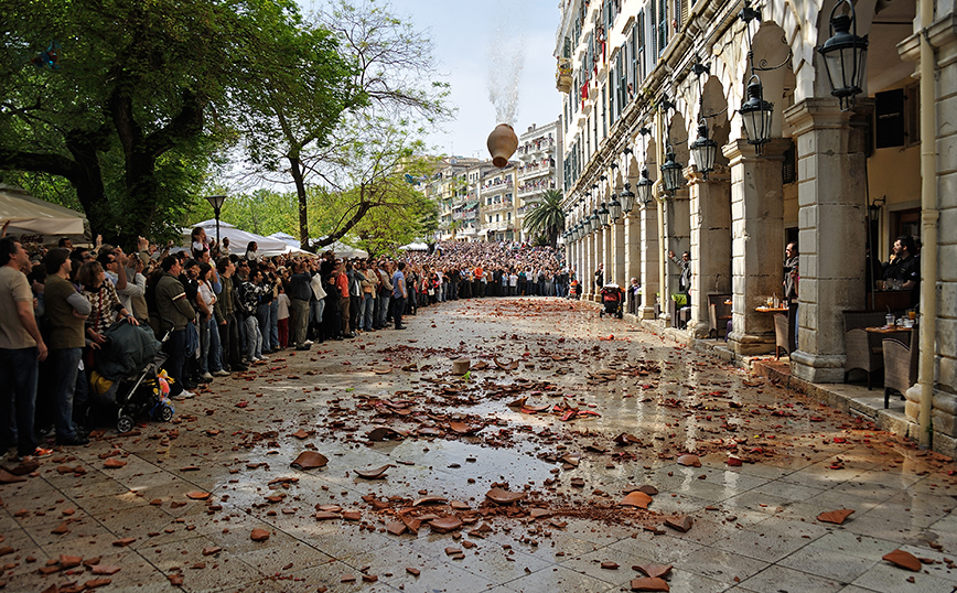 Το έθιμο των μπότηδων στην Κέρκυρα το Πάσχα Το έθιμο των μπότηδων στην Κέρκυρα το Πάσχα
