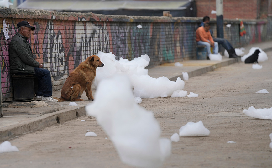 Αέρια βγαίνουν από δρόμο Αέρια βγαίνουν από δρόμο