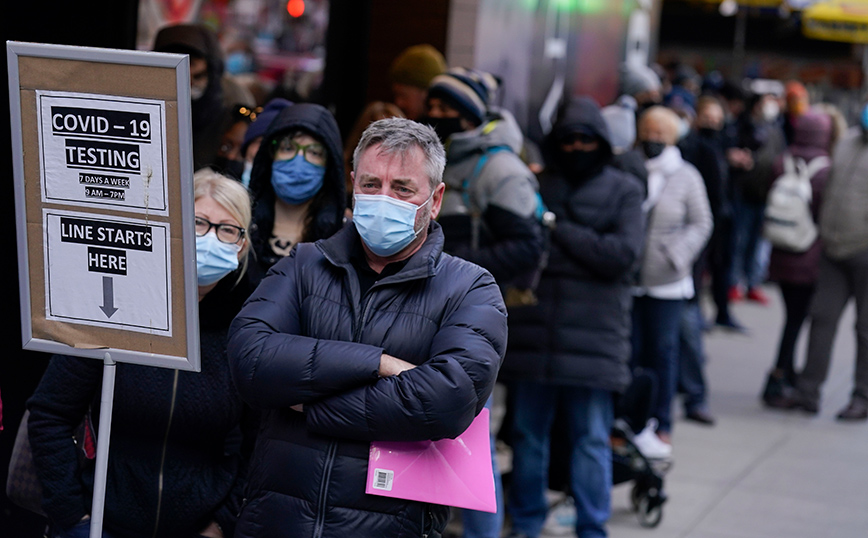 Κόσμος με μάσκες στη Νέα Υόρκη Κόσμος με μάσκες στη Νέα Υόρκη