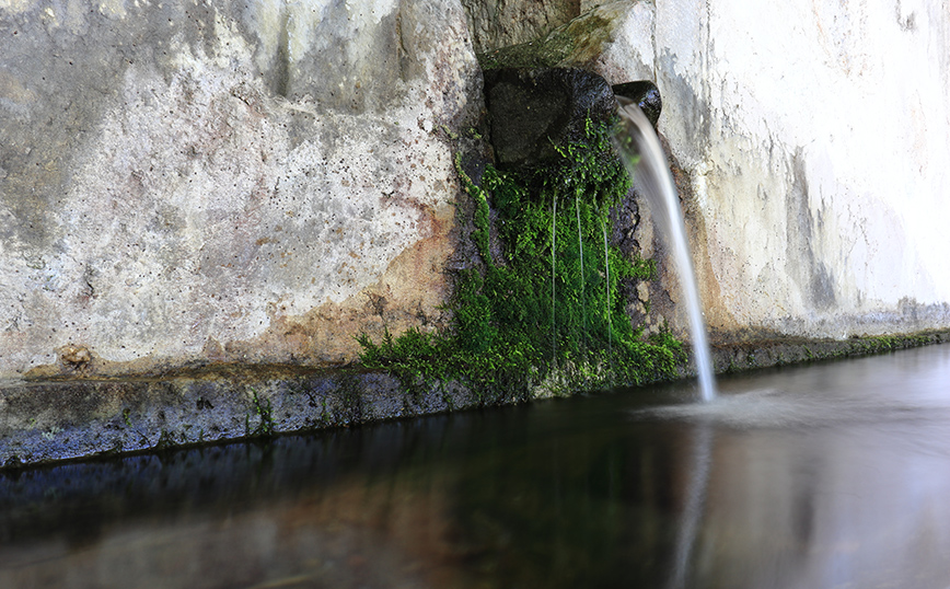 Πέτρινη βρύση στο Κράσι Πέτρινη βρύση στο Κράσι