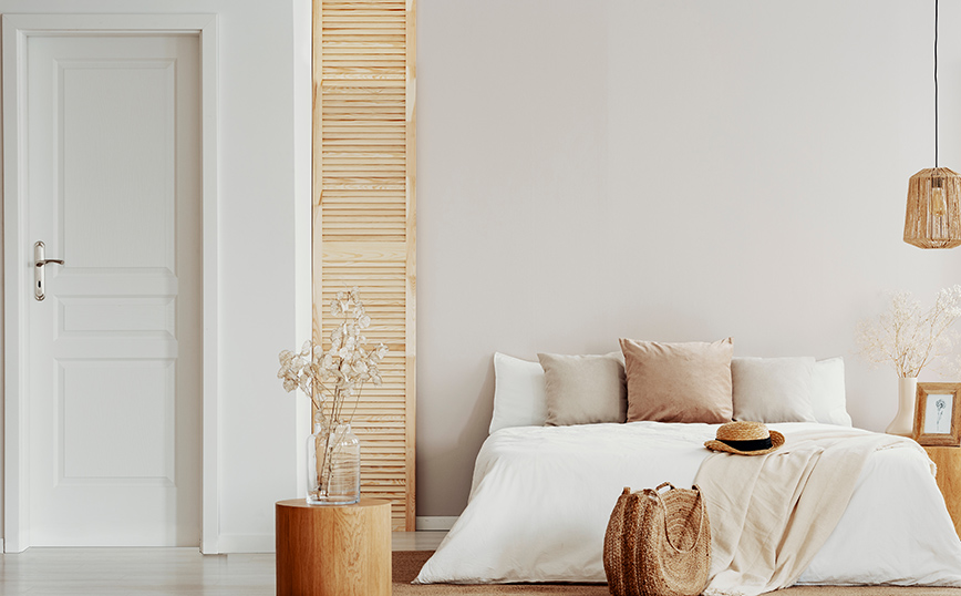 Κρεβατοκάμαρα με μπεζ τοίχο και γήινες αποχρώσεις Κρεβατοκάμαρα με μπεζ τοίχο και γήινες αποχρώσεις