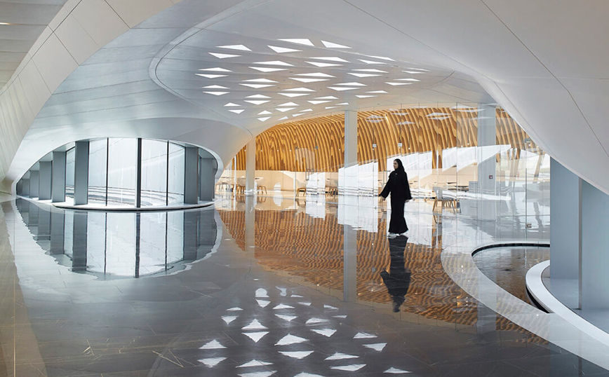 Φουτουριστικό κτίριο από το γραφείο της Ζάχα Χαντίντ στα Ηνωμένα Αραβικά Εμιράτα