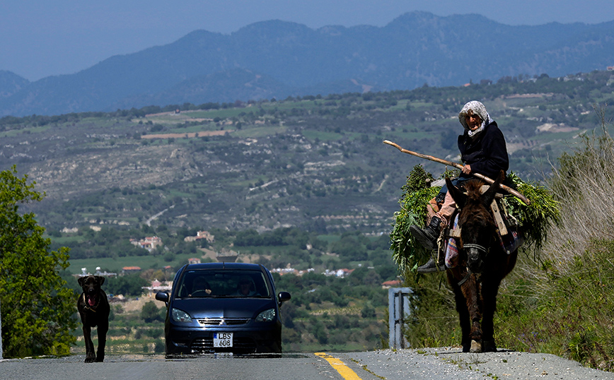 Γυναίκα πάνω σε γάιδαρο στην Κύπρο Γυναίκα πάνω σε γάιδαρο στην Κύπρο