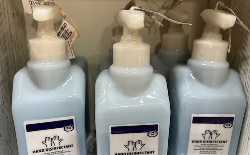 Μάνικες βενζίνης και rapid test κυριαρχούν στις φετινές λαμπάδες