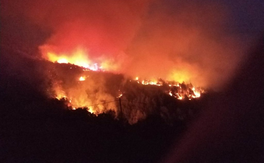 Ανεξέλεγκτη η φωτιά στο Λιβαδάκι Ανεξέλεγκτη η φωτιά στο Λιβαδάκι