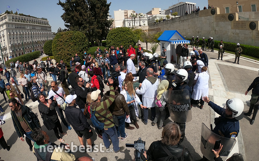 Λιποθύμησε γυναίκα αστυνομικός στο Σύνταγμα Λιποθύμησε γυναίκα αστυνομικός στο Σύνταγμα