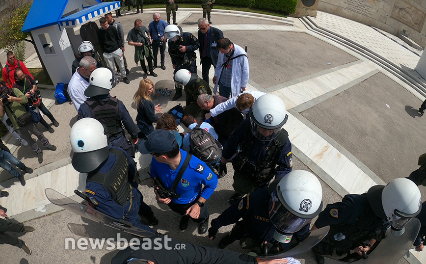 Λιποθύμησε γυναίκα αστυνομικός στο Σύνταγμα Λιποθύμησε γυναίκα αστυνομικός στο Σύνταγμα