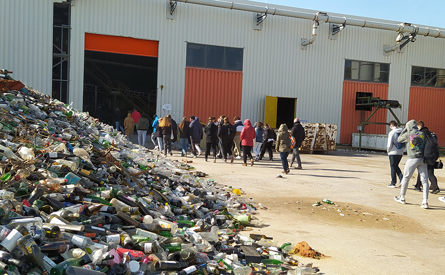 Μαθητές από 5 χώρες μάζεψαν 100 κιλά σκουπίδια από δημοφιλή παραλία στα Χανιά «στοιχηματίζοντας» σε μια πανευρωπαϊκή γενιά ευσυνείδητων πολιτών για το περιβάλλον Μαθητές από 5 χώρες μάζεψαν 100 κιλά σκουπίδια από δημοφιλή παραλία στα Χανιά «στοιχηματίζοντας» σε μια πανευρωπαϊκή γενιά ευσυνείδητων πολιτών για το περιβάλλον