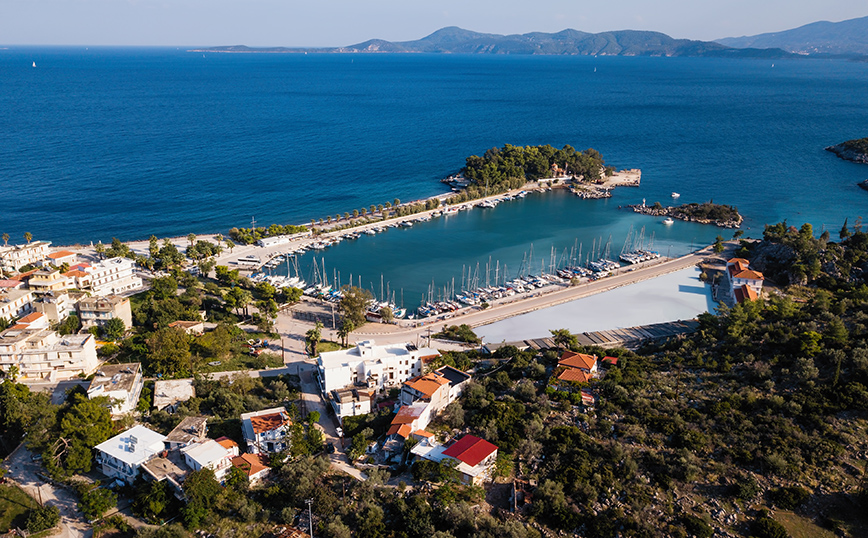 Το λιμάνι στα Μέθανα από ψηλά Το λιμάνι στα Μέθανα από ψηλά