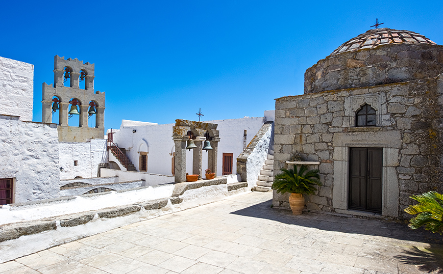 Η αυλή στη Μονή Αγίου Ιωάννη στην Πάτμο Η αυλή στη Μονή Αγίου Ιωάννη στην Πάτμο