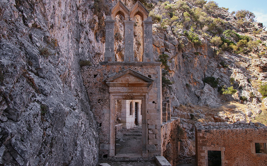 Η είσοδος στο Καθολικό στα Χανιά Η είσοδος στο Καθολικό στα Χανιά