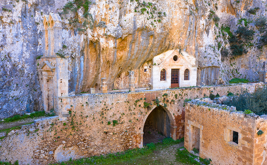 Το Καθολικό στα Χανιά, ένα με το βραχώδες τοπίο Το Καθολικό στα Χανιά, ένα με το βραχώδες τοπίο