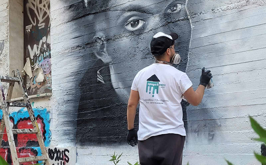 Σε γκράφιτι το πρόσωπο του Νίκου που καταπλακώθηκε από τοίχο στη Λάρισα