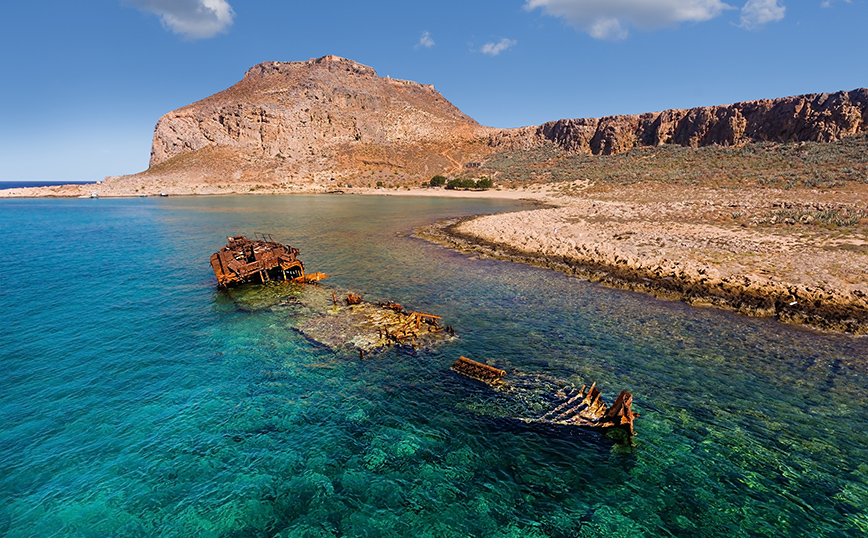 Το ναυάγιο και στο βάθος το κάστρο στη Γραμβούσα