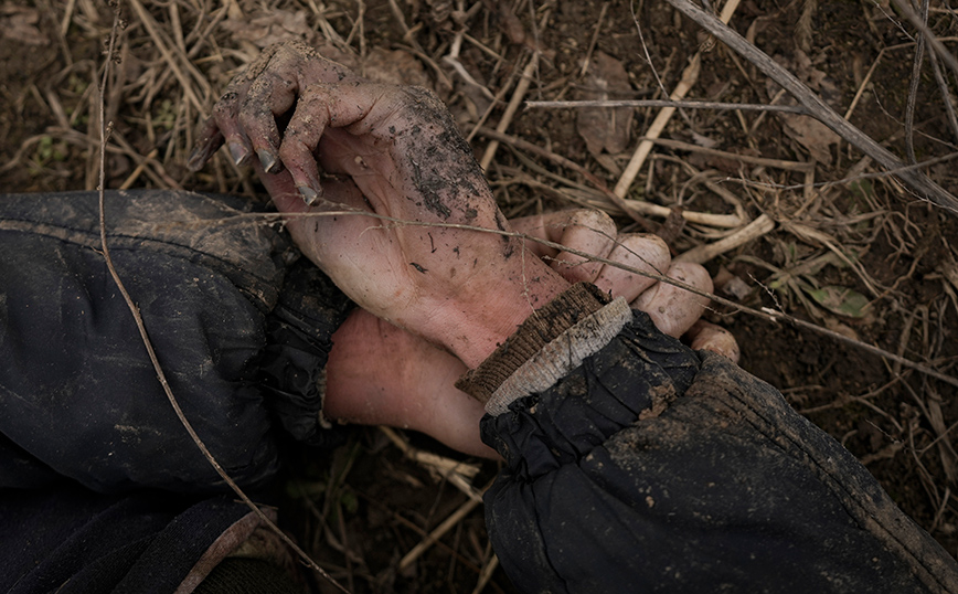 Συνταρακτικές εικόνες με γυναίκα να πενθεί δίπλα στο πτώμα του συζύγου της &#8211; Βρέθηκε σε ανοιχτό τάφο έξω από το Κίεβο