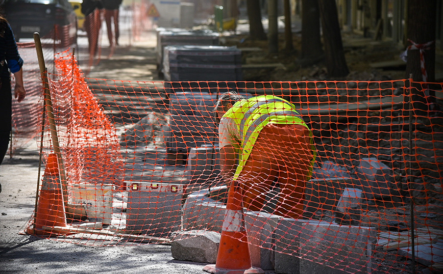 Σε εξέλιξη το μεγάλο έργo ανακατασκευής 410 πεζοδρομίων στο κέντρο και τις γειτονιές της Αθήνας