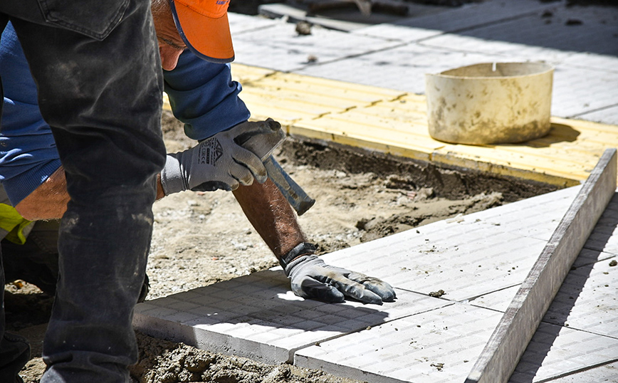 Σε εξέλιξη το μεγάλο έργo ανακατασκευής 410 πεζοδρομίων στο κέντρο και τις γειτονιές της Αθήνας