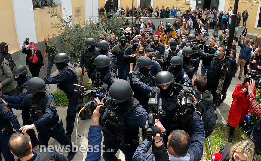 Ρούλα Πισπιρίγκου: Η κινηματογραφική μεταφορά της στην Ευελπίδων – Φορούσε αλεξίσφαιρο γιλέκο