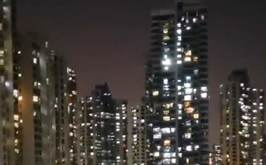 Άνθρωποι σε απόγνωση: Κάτοικοι στη Σανγκάη ουρλιάζουν από τα παράθυρά τους, αντιδρώντας στο lockdown
