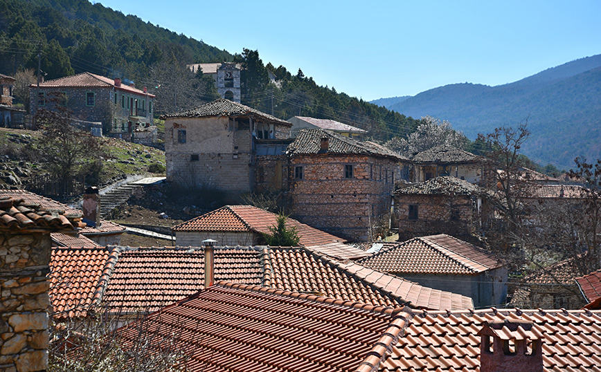 Πέτρινα κτίρια στους Ψαράδες Πέτρινα κτίρια στους Ψαράδες