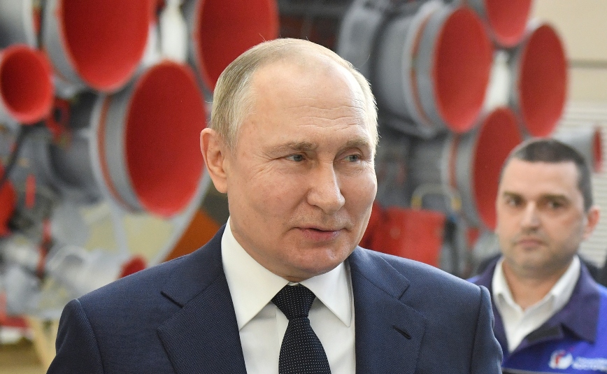 Russia: “We will not stop the sanctions” says Putin and sends a spaceship to the Moon