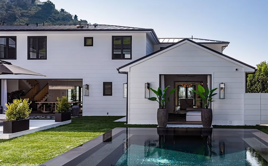 Ριάνα: Η αξίας 14 εκατομμυρίων δολαρίων πολυτελής αγροικία της στο Μπέβερλι Χιλς Ριάνα: Η αξίας 14 εκατομμυρίων δολαρίων πολυτελής αγροικία της στο Μπέβερλι Χιλς