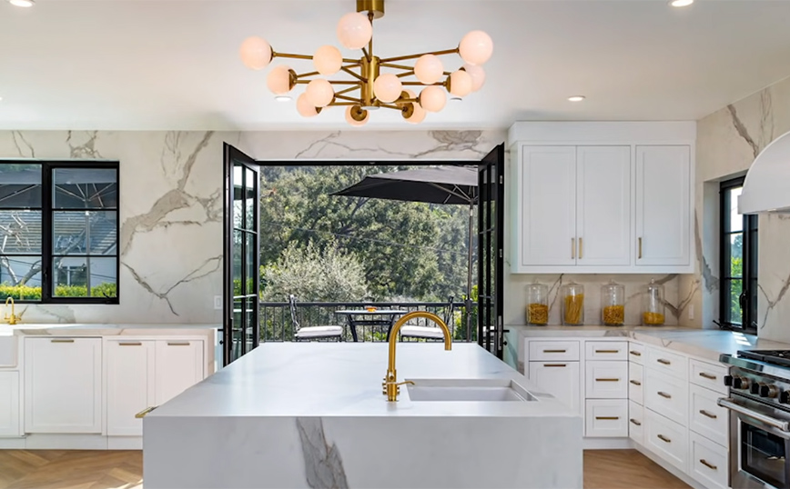 Ριάνα: Η αξίας 14 εκατομμυρίων δολαρίων πολυτελής αγροικία της στο Μπέβερλι Χιλς Ριάνα: Η αξίας 14 εκατομμυρίων δολαρίων πολυτελής αγροικία της στο Μπέβερλι Χιλς