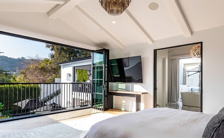 Ριάνα: Η αξίας 14 εκατομμυρίων δολαρίων πολυτελής αγροικία της στο Μπέβερλι Χιλς Ριάνα: Η αξίας 14 εκατομμυρίων δολαρίων πολυτελής αγροικία της στο Μπέβερλι Χιλς