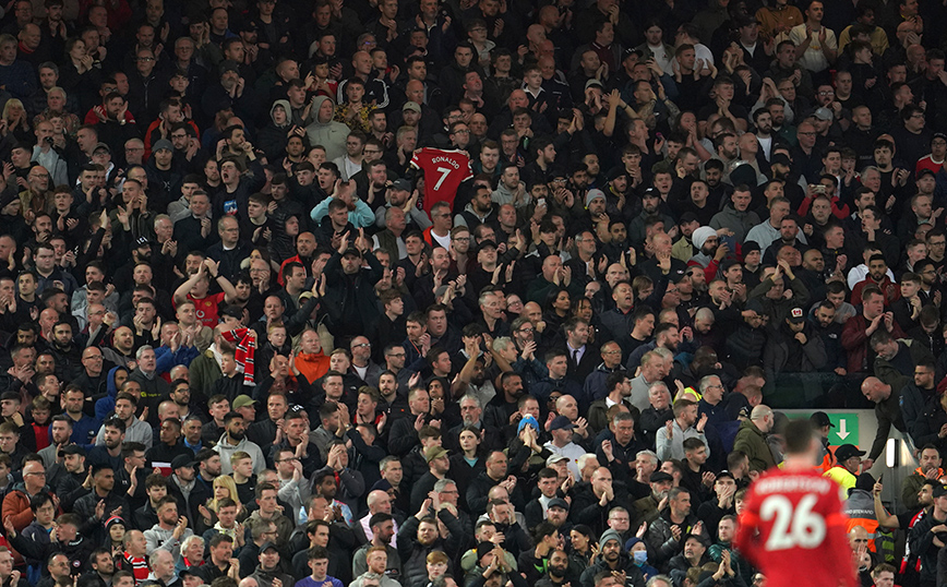 Το Άνφιλντ στο πόδι για τον Ρονάλντο Το Άνφιλντ στο πόδι για τον Ρονάλντο