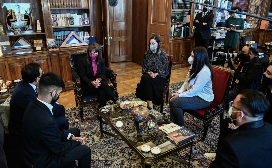 Κατερίνα Σακελλαροπούλου με νεαρούς Ρομά Κατερίνα Σακελλαροπούλου με νεαρούς Ρομά