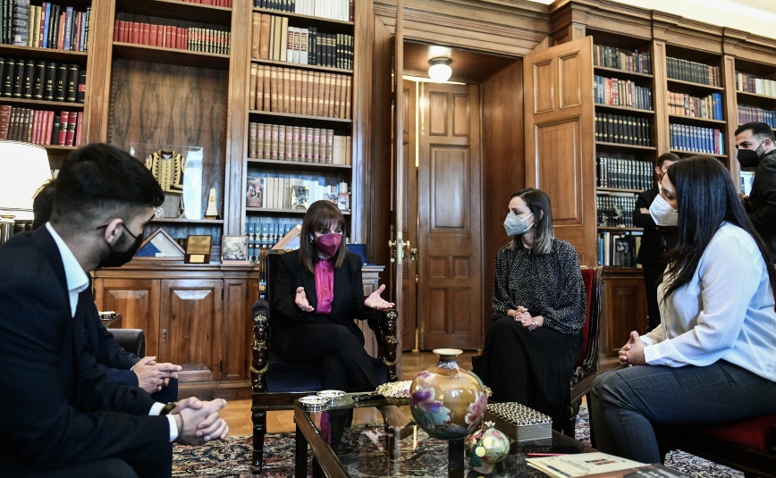 Κατερίνα Σακελλαροπούλου με νεαρούς Ρομά Κατερίνα Σακελλαροπούλου με νεαρούς Ρομά