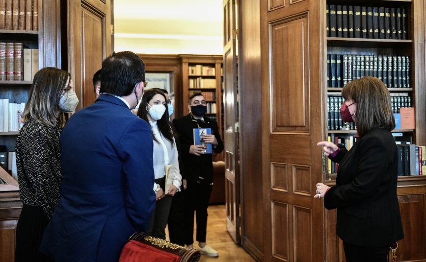 Κατερίνα Σακελλαροπούλου: Συνάντησε νέους Ρομά στο Προεδρικό Μέγαρο – «Όλοι αξίζουν μια ευκαιρία»