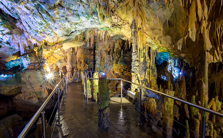 Διάδρομος στο σπήλαιο Διρού στη Μάνη Διάδρομος στο σπήλαιο Διρού στη Μάνη