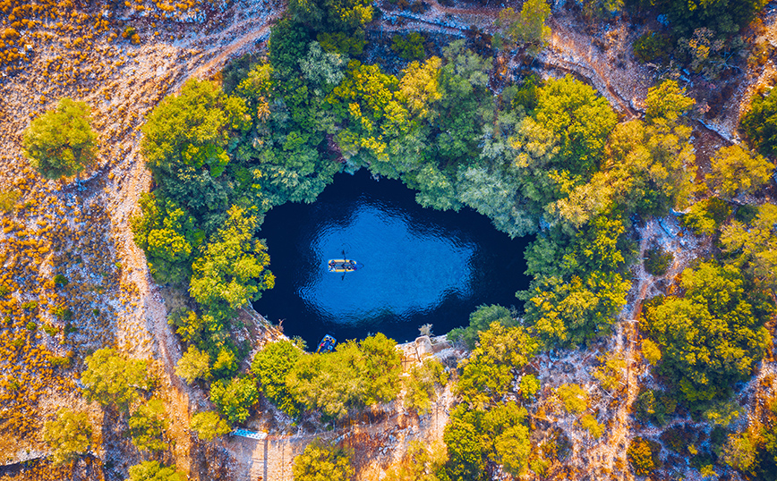 Το εντυπωσιακό λιμνοσπήλαιο της Μελισσάνης Το εντυπωσιακό λιμνοσπήλαιο της Μελισσάνης