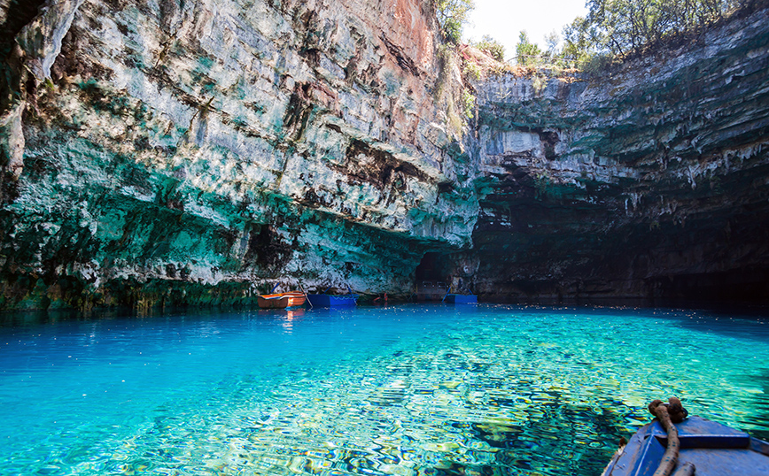 Το λιμνοσπήλαιο της Μελισσάνης εσωτερικά Το λιμνοσπήλαιο της Μελισσάνης εσωτερικά