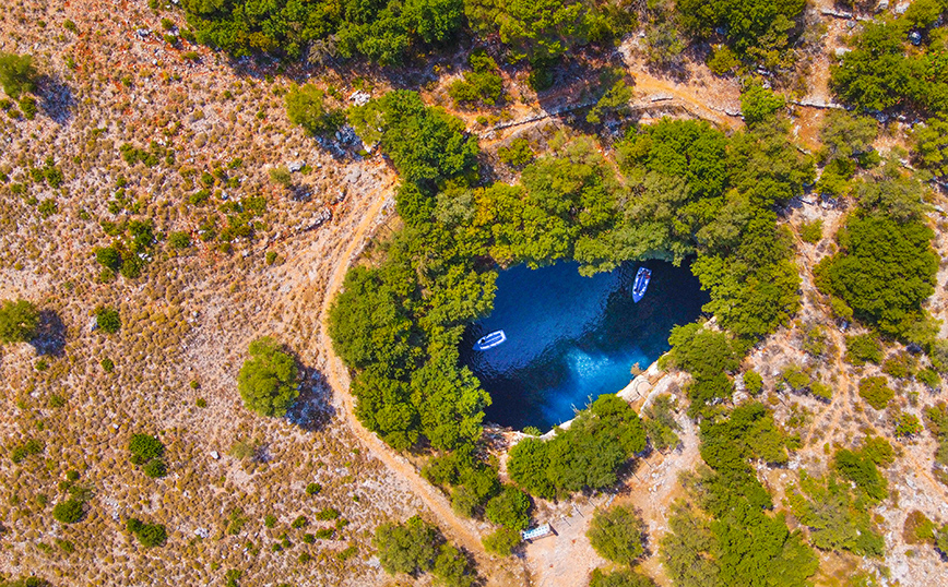 Το λιμνοσπήλαιο της Μελισσάνης από ψηλά Το λιμνοσπήλαιο της Μελισσάνης από ψηλά