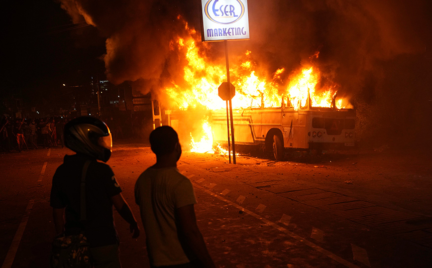 Λεωφορείο καίγεται Λεωφορείο καίγεται