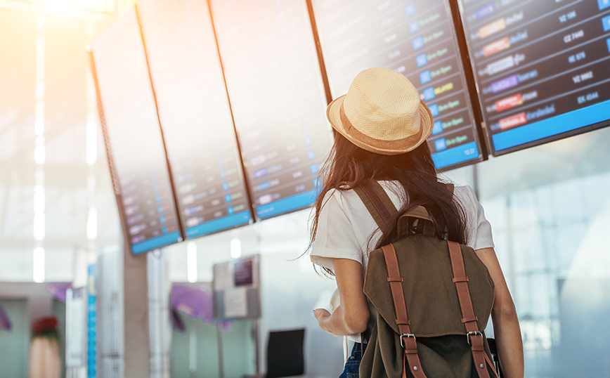 Γυναίκα σε αεροδρόμιο Γυναίκα σε αεροδρόμιο