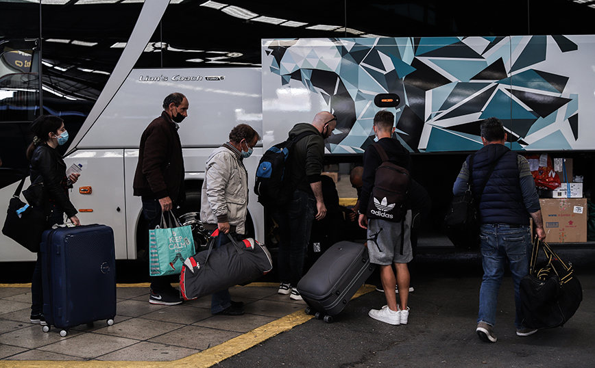 Όπου φύγει φύγει οι Αθηναίοι: Γεμάτα τα ΚΤΕΛ, τα αεροπλάνα και τα τρένα