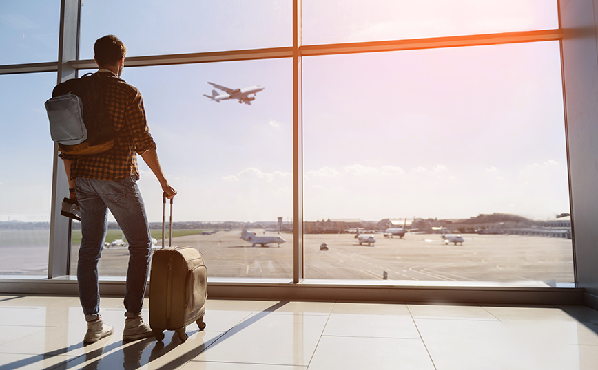 Άντρας σε αεροδρόμιο Άντρας σε αεροδρόμιο