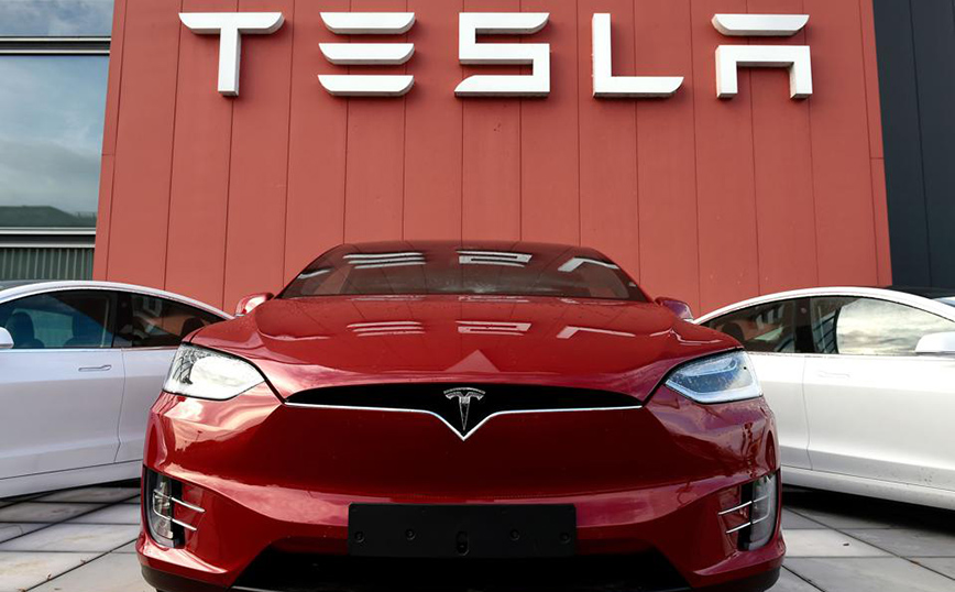 Tesla: Αυξάνει την παραγωγή την ώρα που οι αυτοκινητοβιομηχανίες ψάχνουν ημιαγωγούς