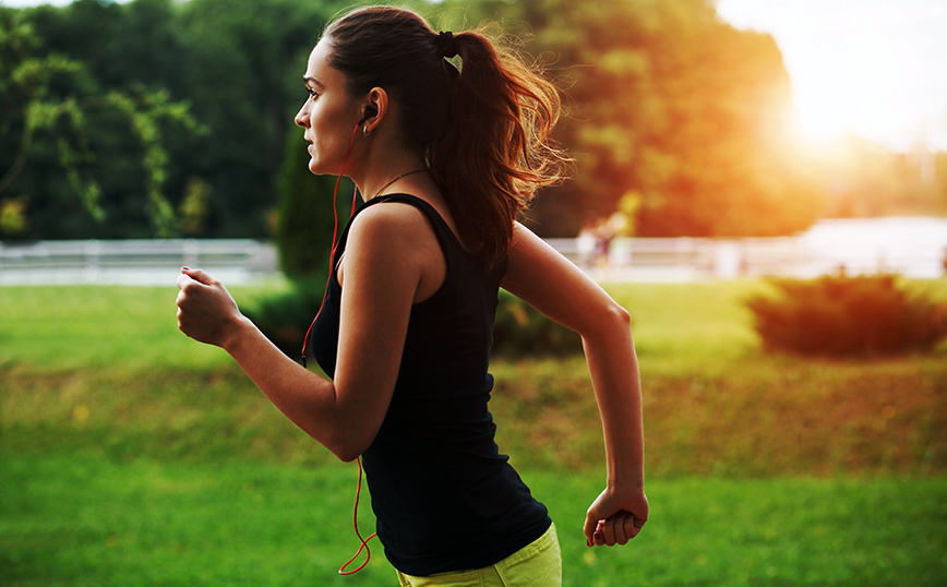 Γυναίκα τρέχει ακούγοντας μουσική