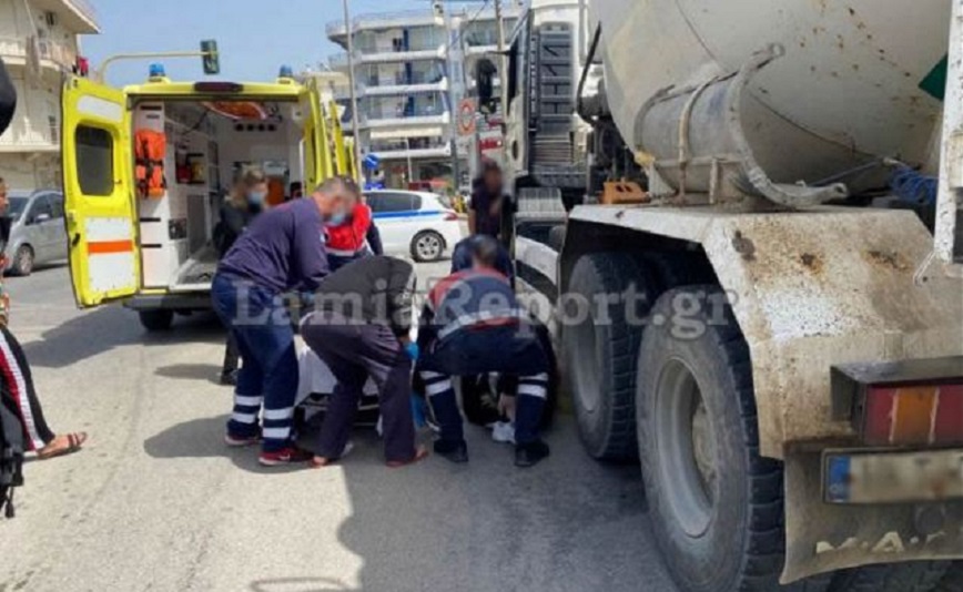 Σοβαρό τροχαίο στη Λαμία: Μπετονιέρα παρέσυρε γυναίκα με μηχανή &#8211; Η οδηγός σφήνωσε στις ρόδες