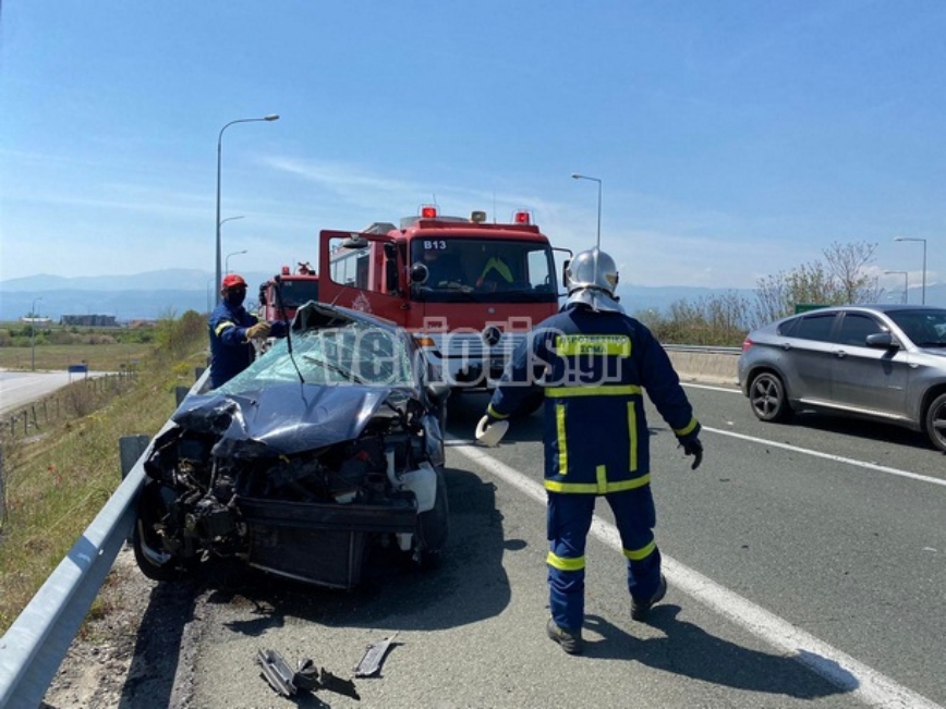 Τραγωδία στην Εγνατία Οδό: Νεκρή μία 14χρονη &#8211; Εικόνες από το δυστύχημα με τα διαλυμένα αυτοκίνητα